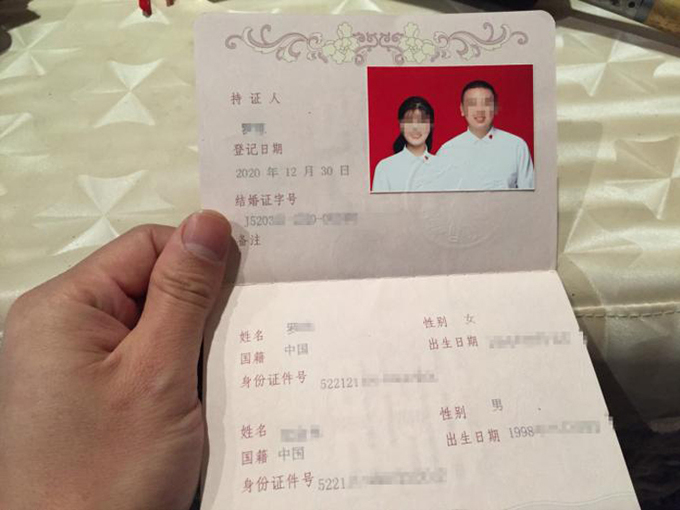 Giấy đăng ký kết hôn của Dương và La ghi rõ ngày 30/12/2020 là ngày họ thành vợ chồng. Ảnh: sina.