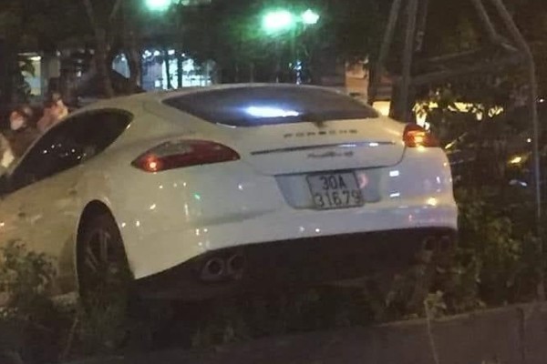 Nam tài xế điều khiển ôtô Porsche bị đột quỵ khi lái xe?