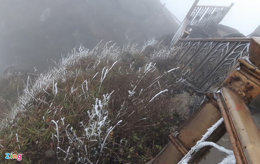 Không khí lạnh kết hợp với mưa khiến băng giá phủ trắng đỉnh Yên Tử - Ảnh 8
