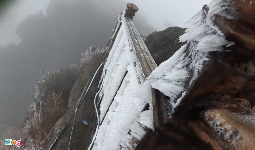 Không khí lạnh kết hợp với mưa khiến băng giá phủ trắng đỉnh Yên Tử - Ảnh 3