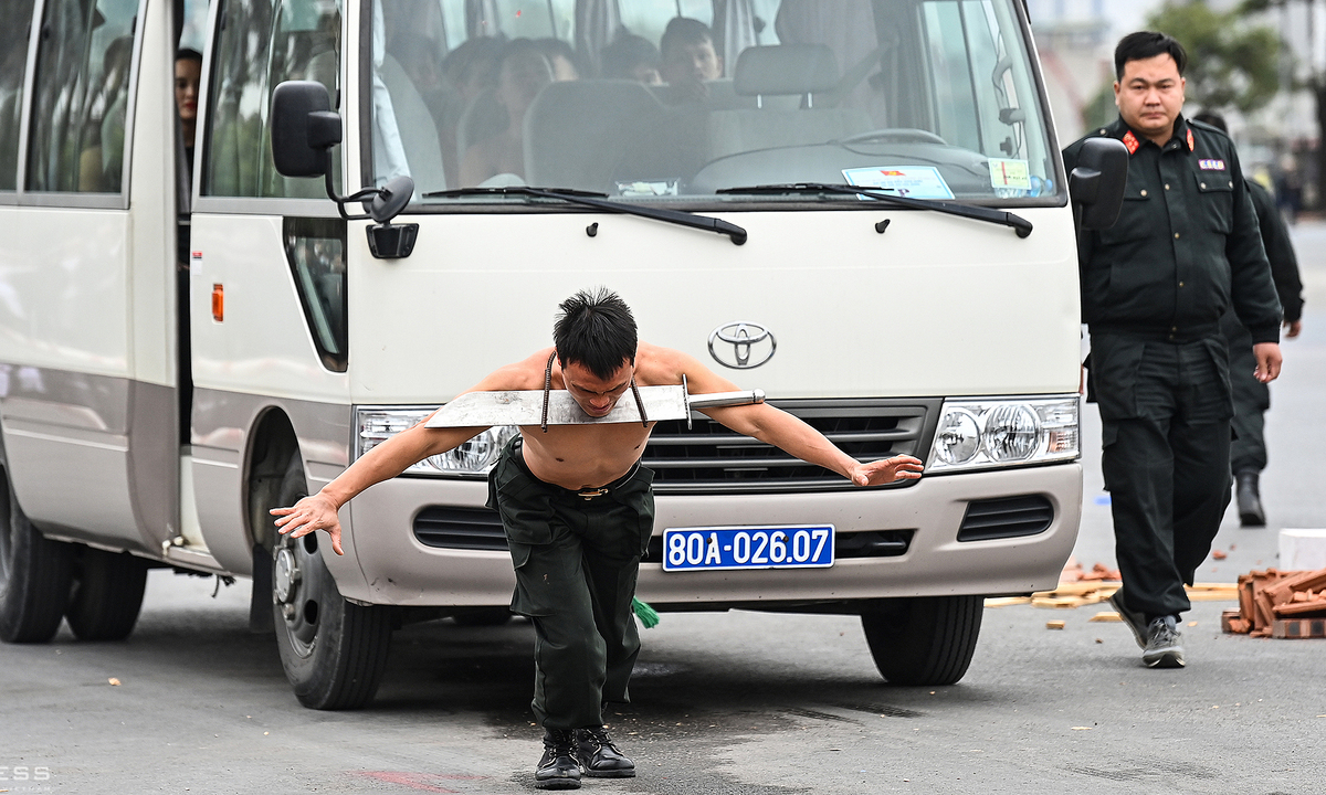 Hà Nội:  Cảnh sát mình trần luyện tập giữa thời tiết 10 độ C