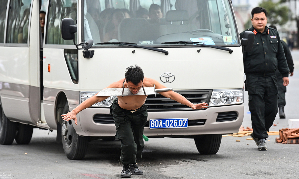 Trong tiết trời 10 độ C ở Hà Nội, cảnh sát vẫn mình trần luyện tập.