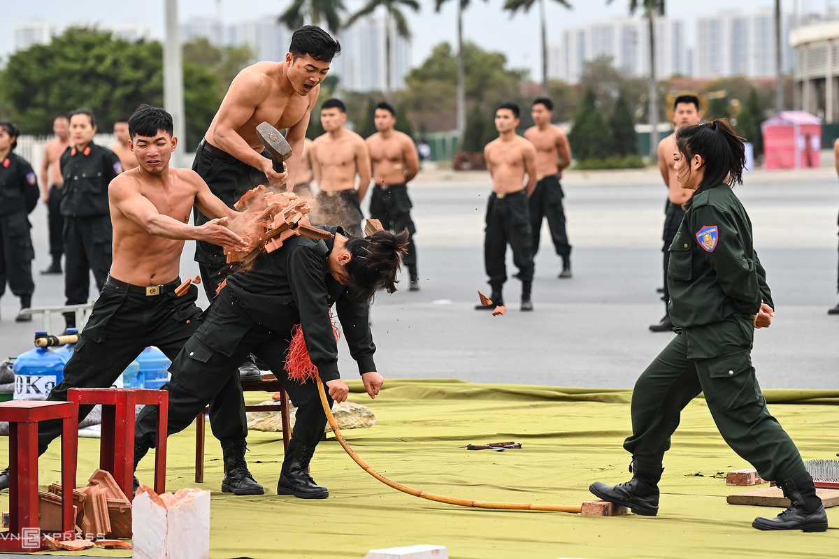 Hà Nội:  Cảnh sát mình trần luyện tập giữa thời tiết 10 độ C - Ảnh 9