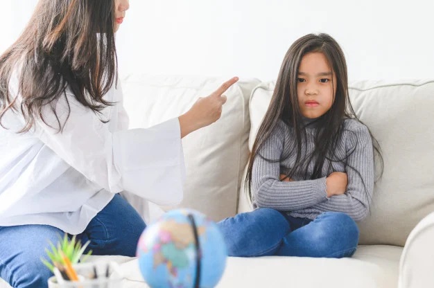 Nghiên cứu của Đại học Harvard cho thấy, những đứa trẻ thường xuyên bị cha mẹ la mắng có suy nghĩ chậm hơn. (Ảnh minh họa)