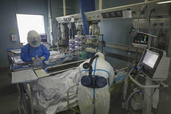 Nghiên cứu tại bệnh viện Jin Yin Tan, thành phố Vũ Hán, Trung Quốc cho thấy phần lớn bệnh nhân COVID-19 đã hồi phục đều có vấn đề sức khỏe lâu dài - Ảnh: AP