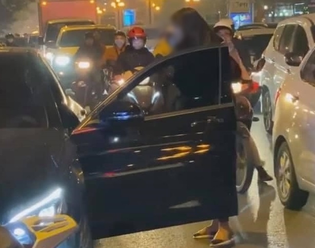 Hà Nội: Vợ đi xe máy chặn đầu xe ô tô để đánh ghen con giáp thứ 13 là bạn thân cướp chồng mình