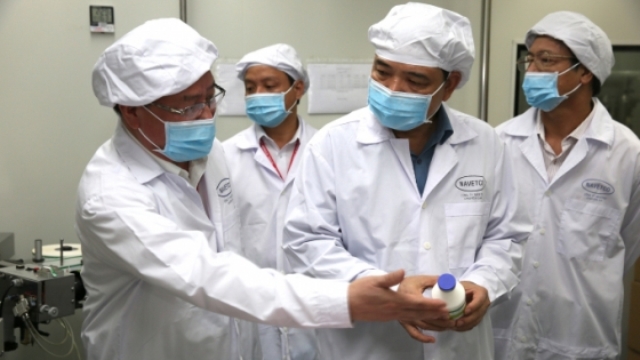 Lãnh đạo Bộ NN&PTNT tham quan nhà máy sản xuất thử nghiệm vaccine phòng, chống bệnh dịch tả lợn châu Phi. Ảnh: kinhtedothi