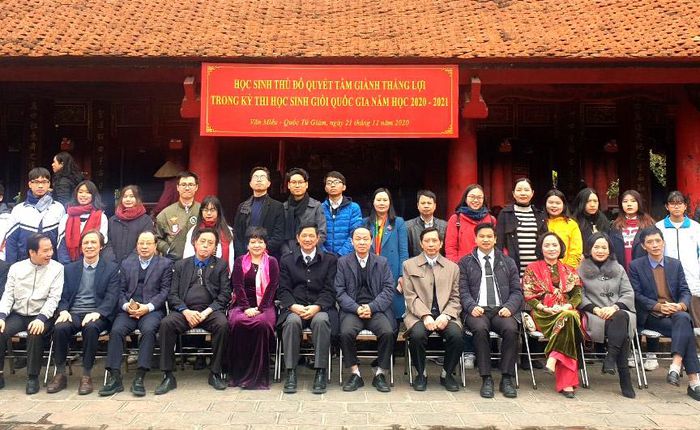 Đội tuyển học sinh thành phố Hà Nội và các thầy giáo, cô giáo có mặt tại Văn Miếu - Quốc Tử Giám trước khi tham dự kỳ thi.
