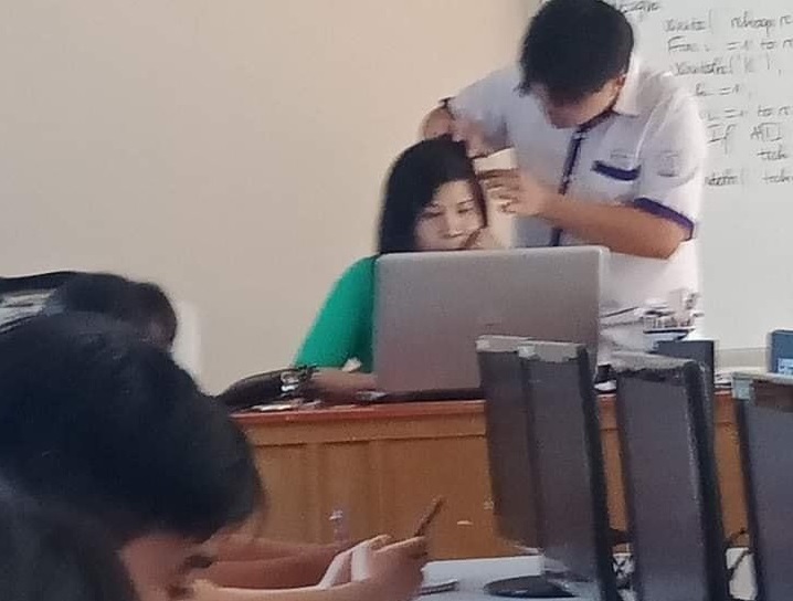 Nam sinh nhổ tóc sâu cho cô giáo mong cứu vãn danh hiệu học sinh tiên tiến