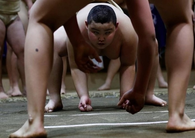 Kyuta Kumagai, 10 tuổi, tập luyện trên võ đài Dohyo, một võ đài truyền thống, nơi tổ chức các cuộc đấu vật sumo, tại Câu lạc bộ Sumo Komatsuryu ở Tokyo, Nhật Bản, ngày 6/12/2020. Ảnh: Reuter.