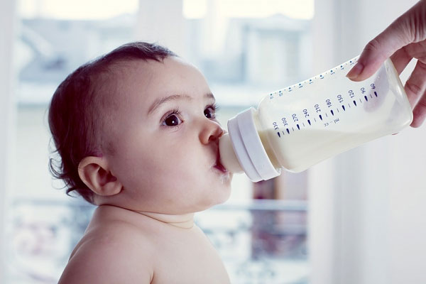 Trẻ bú bình có thể đang tiêu thụ hơn 1 triệu mảnh vi nhựa mỗi ngày từ bình sữa.
