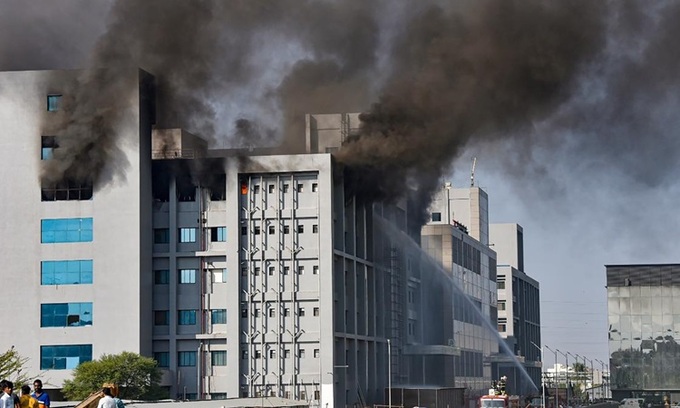 Khói bốc lên từ đám cháy ở Viện Huyết thanh Ấn Độ hôm nay. Ảnh: India Today.