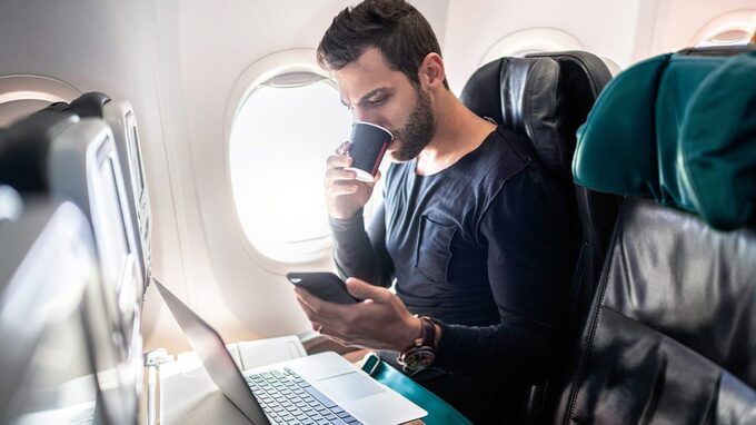 Hành khách nên tránh uống trà hay cà phê pha nóng trên máy bay. Ảnh: Healthline