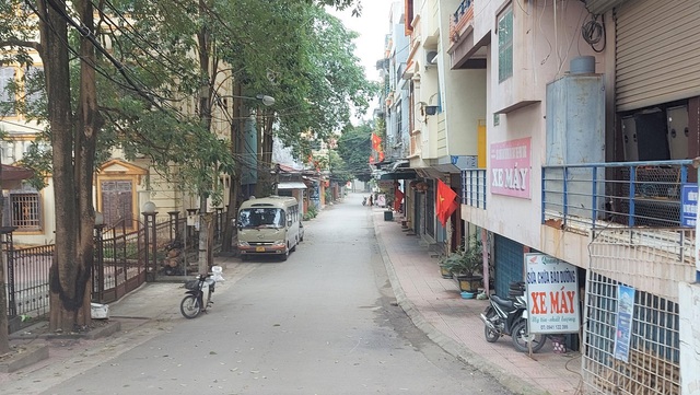Cơ quan chức năng tỉnh Hòa Bình tổ chức cách ly nơi ở và làm việc của các ca mắc Covid-19 và các F1 có liên quan.