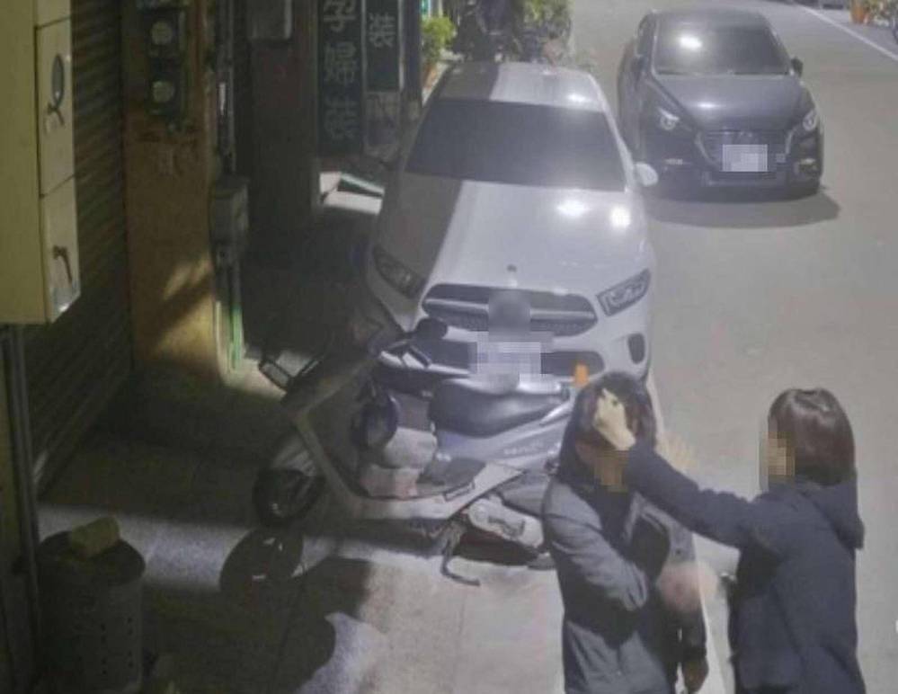 Chàng trai ăn 50 cái tát phải quỳ gối xin lỗi vì không nghe máy bạn gái gọi