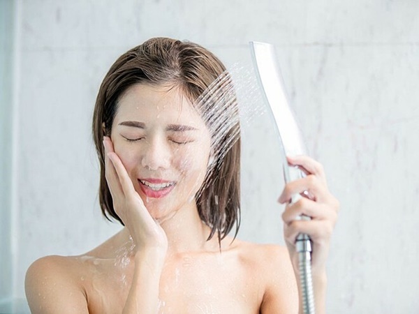 Tắm buổi tối hay tắm buổi sáng tốt hơn? - Ảnh minh họa