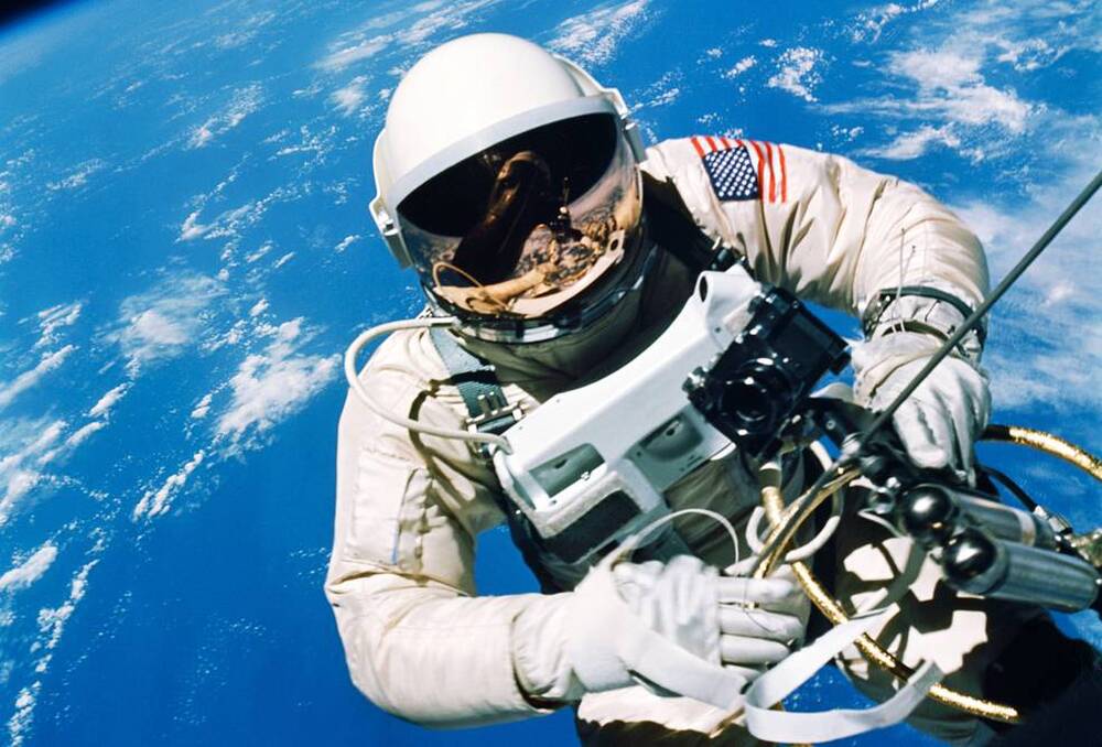 Tại sao phi hành gia luôn mặc đồ màu trắng hoặc màu cam khi đi vào vũ trụ - Ảnh 2