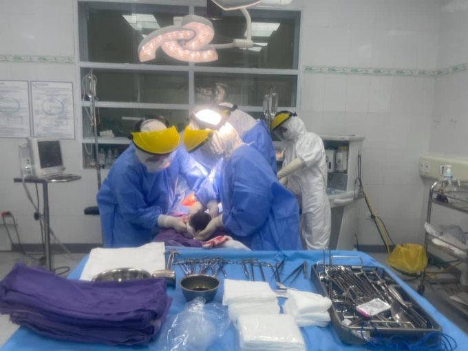 Nhân viên y tế mổ lấy thai cho sản phụ mắc Covid-19, ngày 8/2. Ảnh: Bệnh viện cung cấp