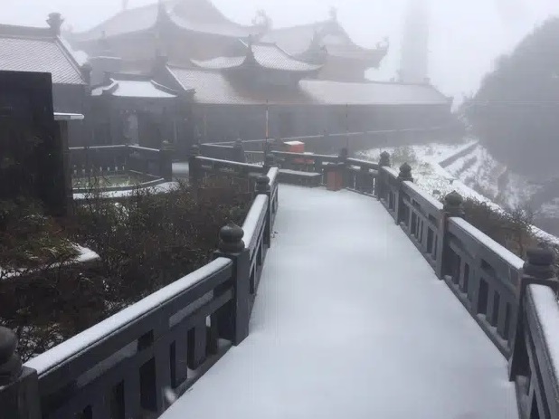 Tuyết rơi trên đỉnh Fansipan ngày cận Tết Tân Sửu 2021 - Ảnh 2