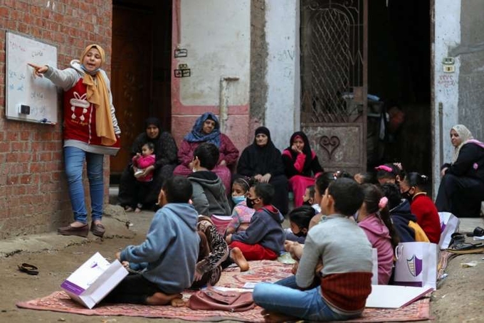 Lớp học nằm ở góc đường ít người qua lại. Ảnh: Mohamed Abd El Ghany/ Reuters.
