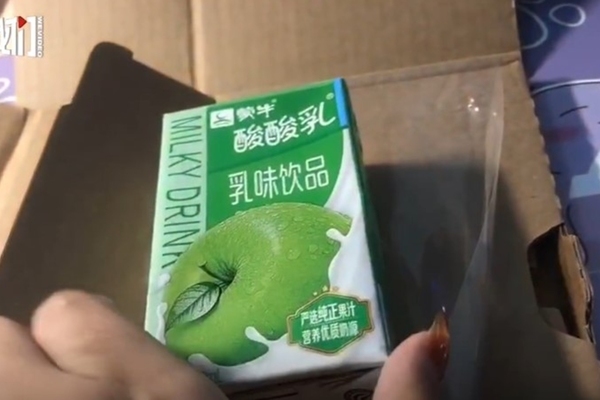 Cô Liu đặt mua điện thoại iPhone nhưng chỉ nhận được 1 hộp sữa chua. (Ảnh: Thời báo Hoàn Cầu)