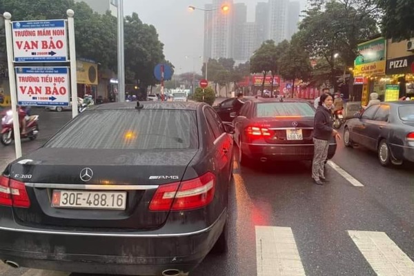 2 chiếc xe có biển số giống nhau vô tình gặp nhau trên đường ở Hà Nội.