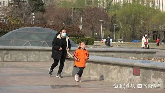Qiqi chạy cùng mẹ hằng ngày để rèn sức khỏe. Ảnh: 163.