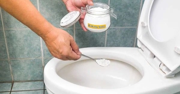 1 bát muối và 1 giờ: Công thức cực chuẩn để xử lý bồn cầu bị tắc