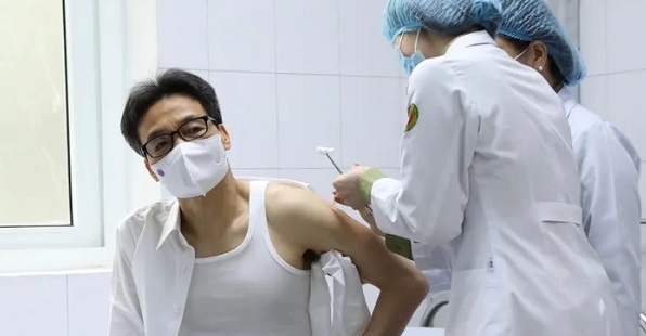 Phó Thủ tướng Vũ Đức Đam đến động viên thăm hỏi và tiêm thử nghiệm vắc xin 'made in Vietnam'