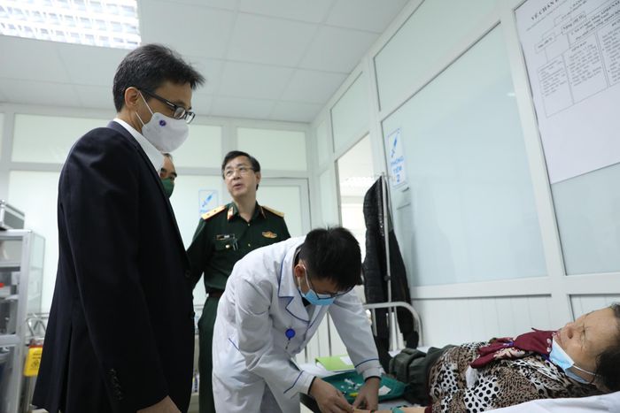Phó Thủ tướng Vũ Đức Đam động viên người tiêm thử nghiệm vắc xin Nano Covax Ảnh: Tiền Phong