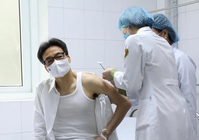 Các tình nguyện viên tiêm mũi vắc xin thứ 2 tại Học hiện Quân y ngày 26/3 - Ảnh: Tiền Phong