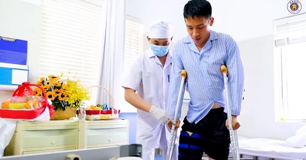 Sau ca phẫu thuật Hùng Dũng tập đi với nạng, bác sĩ tiết lộ khả năng xuất viện 