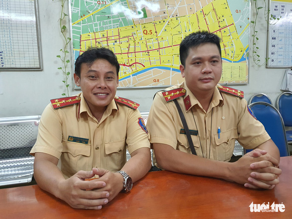 Đại úy Hiếu (trái) và đại úy Quân trao đổi với phóng viên - Ảnh: MINH HÒA