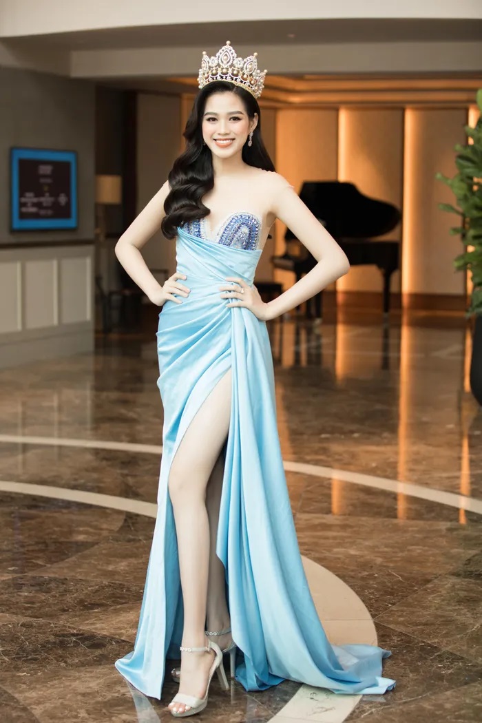 Hoa hậu Đỗ Hà với chiếc váy xẻ cao giúp cô khoe trọn đôi chân thon dài 1,11m