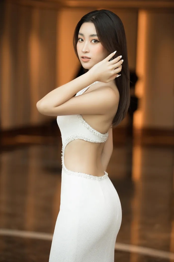 Hoa hậu Đỗ Mỹ Linh đến tham dự họp báo trong bộ cánh khoe lưng trần gợi cảm