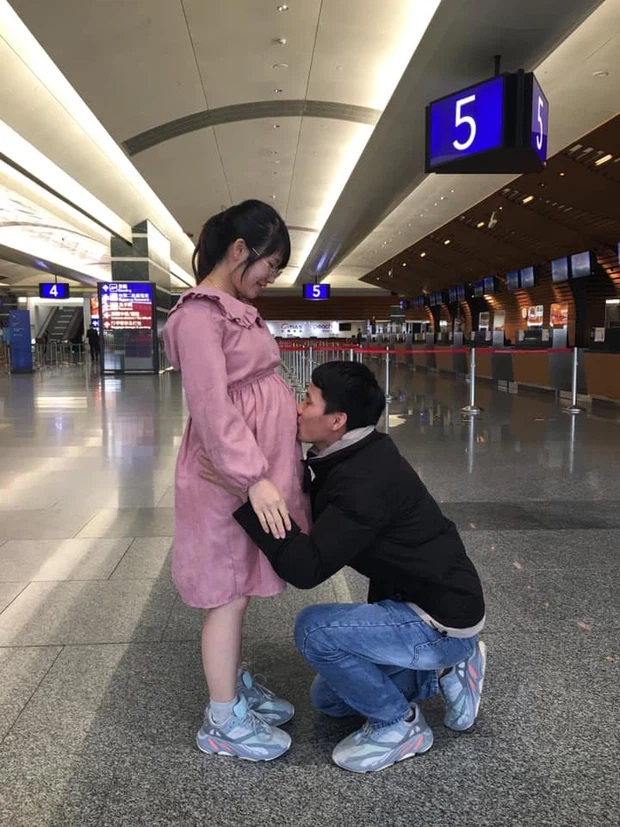 Anh Hữu Thảo quỳ gối ôm hôn bụng bầu, nói lời tạm biệt vợ con tại sân bay (Ảnh: NVCC)