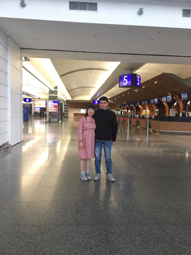 Hai vợ chồng tạm biệt ở sân bay