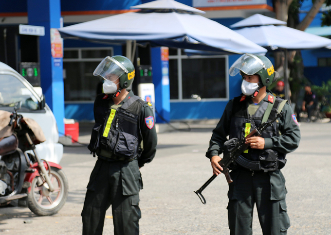 Cảnh sát bao vây nhiều cây xăng tại TP HCM, Bình Dương, Bình Phước và hàng loạt tỉnh thành khác trong quá trình điều tra đường dây xăng giả do Phan Thành Hữu cầm đầu. Ảnh: VnExpress