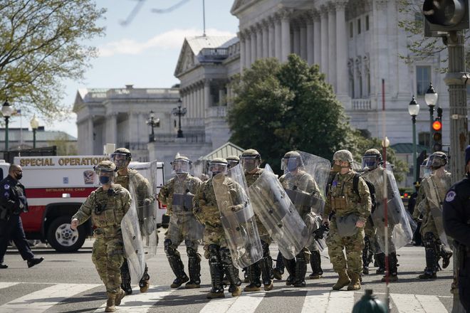 Vệ binh quốc gia bảo vệ tòa nhà Quốc hội Mỹ sau vụ tấn công - AFP