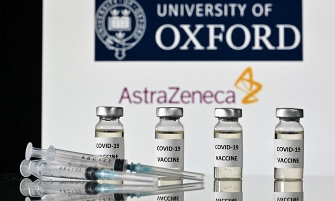 Các lọ vaccine AstraZeneca và ống tiêm hồi tháng 11/2020. Ảnh: AFP.