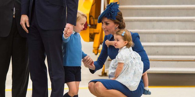 Bức ảnh được chụp lại ngay sau khi cả gia đình công nương Kate hạ cánh xuống sân bay trong chuyến công du tới Canada.