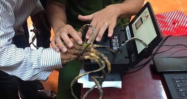 Xôn xao hình ảnh người đàn ông mang bộ móng tay siêu dài đi làm CCCD