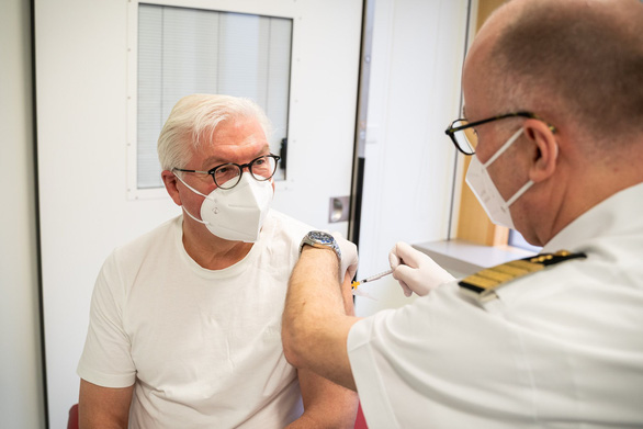 Tổng thống Đức Frank-Walter Steinmeier nhận mũi tiêm vắc xin AstraZeneca đầu tiên ngày 1-4 - Ảnh: TWITTER