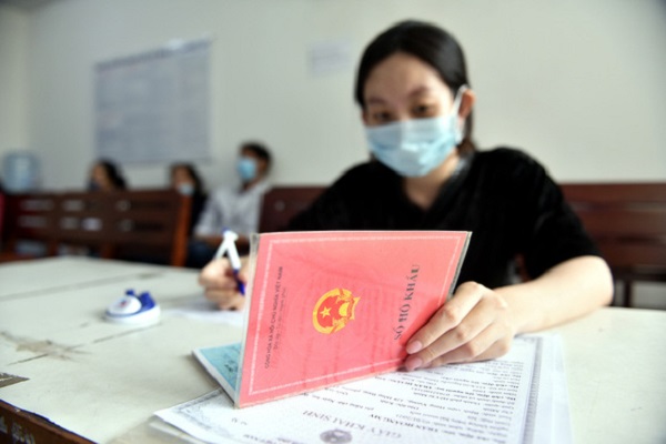 Chị Hoàng Nhi (Q.3) nhập khẩu cho con mới sinh tại Công an quận 3, TP.HCM - Ảnh: Tuoitre