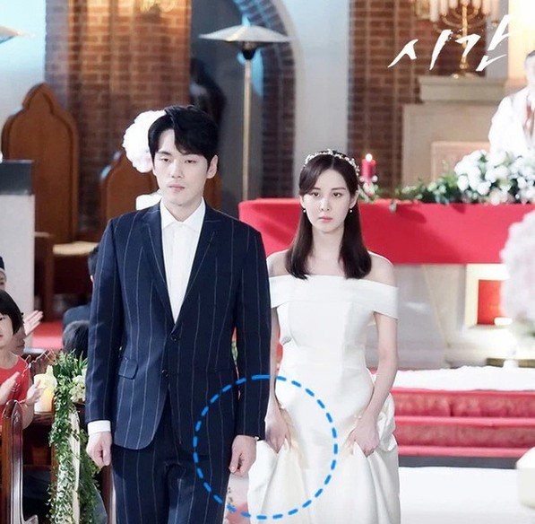 Bạn trai cũ của Seo Ye Ji dù đóng cảnh đám cưới cũng không dám nắm tay bạn diễn. (Ảnh: Dispatch)