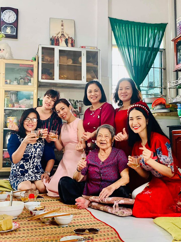 Chỉ qua một bức ảnh, netizen có thể thấy Hòa Minzy rất thân thiết với gia đình chồng