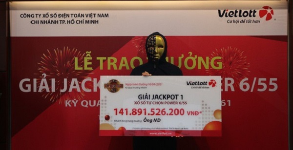 Một nhân viên văn phòng ở TP.HCM trúng số gần 142 tỉ đồng của Vietlott 