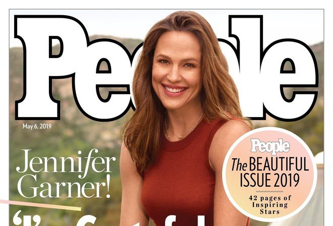 Jennifer Garner xuất hiện rạng rỡ trên bìa People vào năm được vinh danh. Ảnh: People.