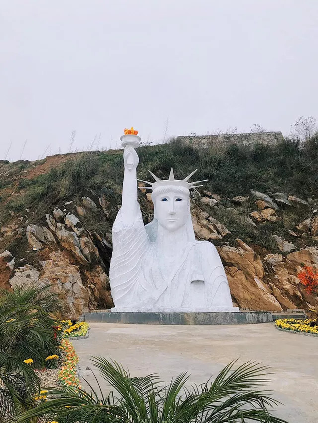 Bức tượng Nữ thần Tự do bị ném đá