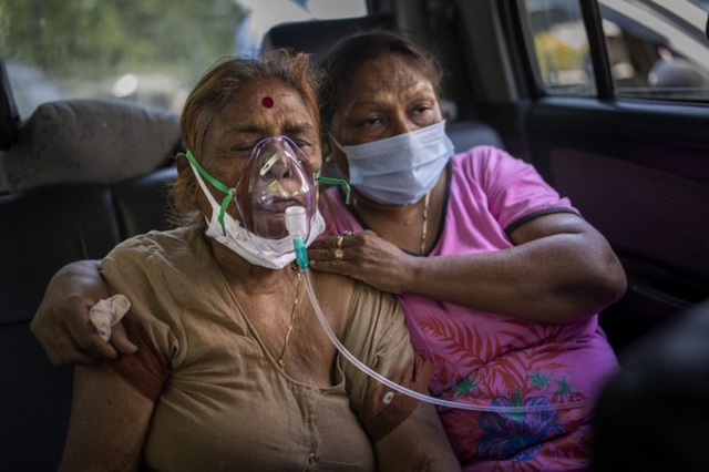 Oxy đang trở nên khan hiếm tại hầu hết các bệnh viện của Ấn Độ trong đợt bùng phát dịch Covid-19 mới. Ảnh: AP